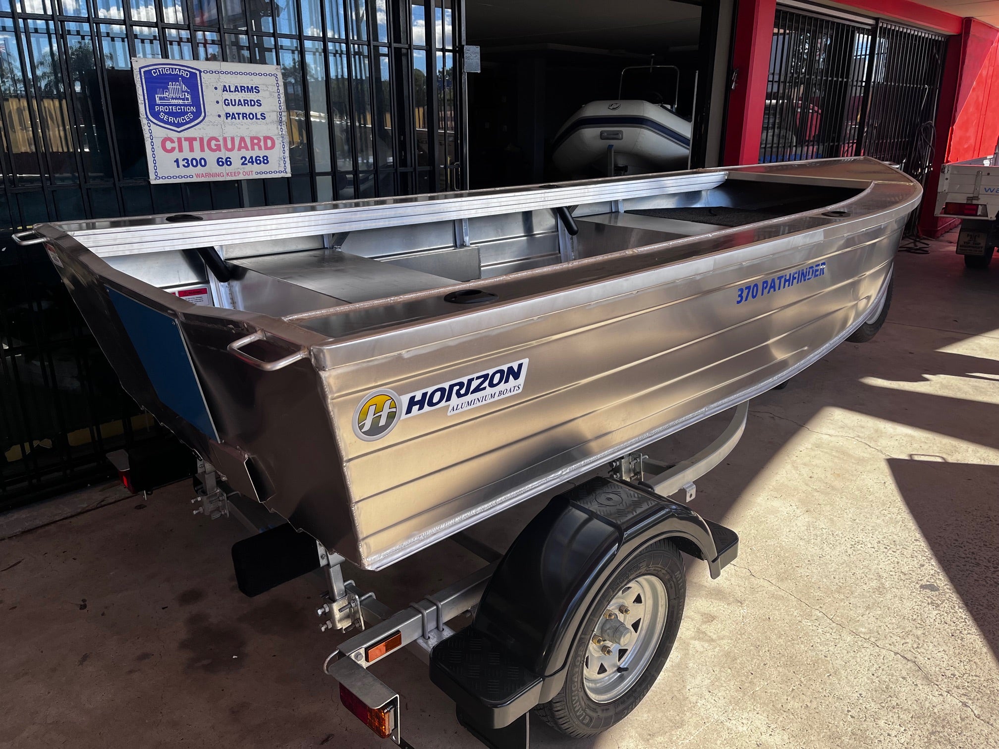 Horizon 370 Pathfinder (In Stock with FREE Bimini)