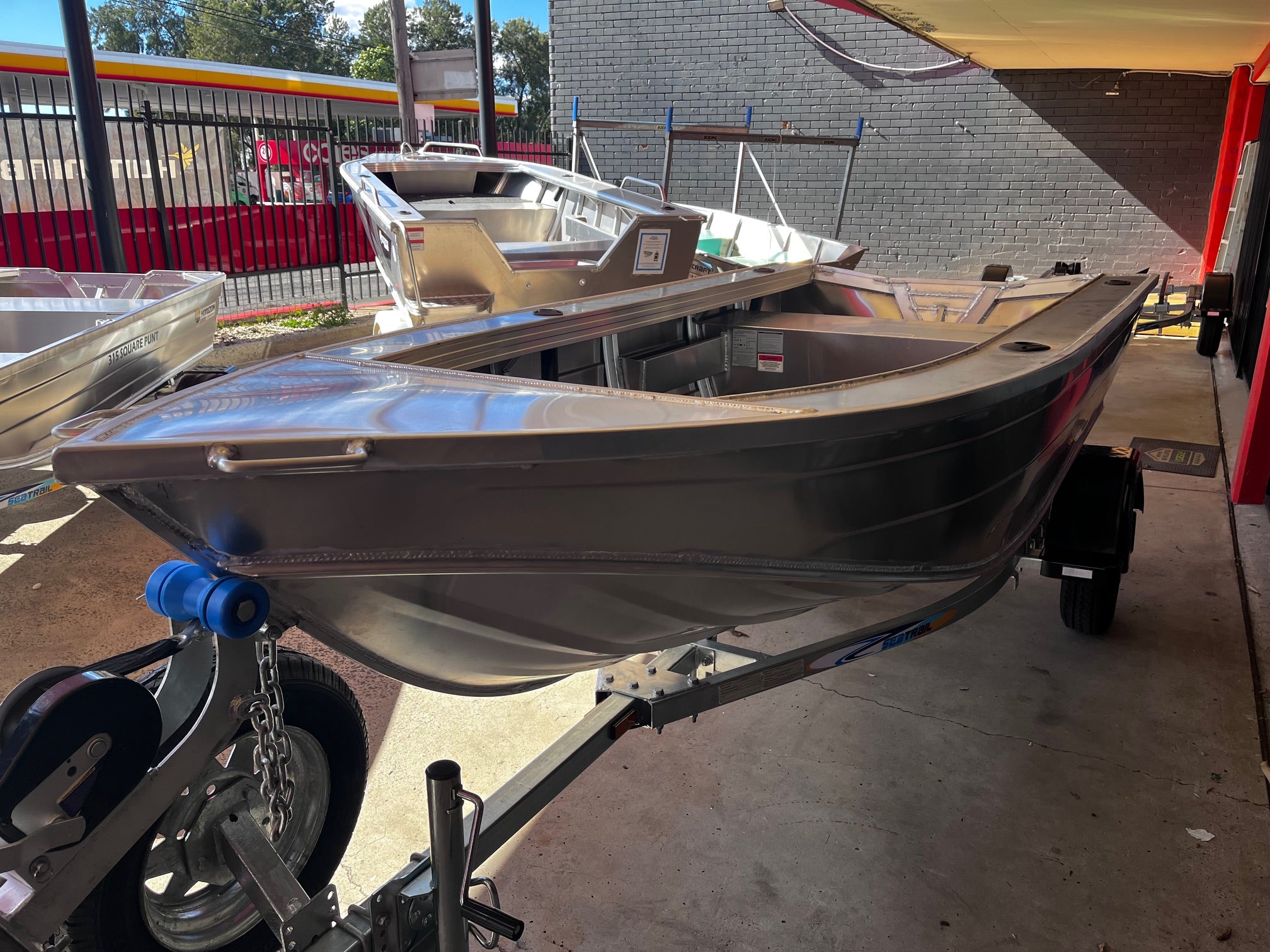 Horizon 370 Pathfinder (In Stock with FREE Bimini)