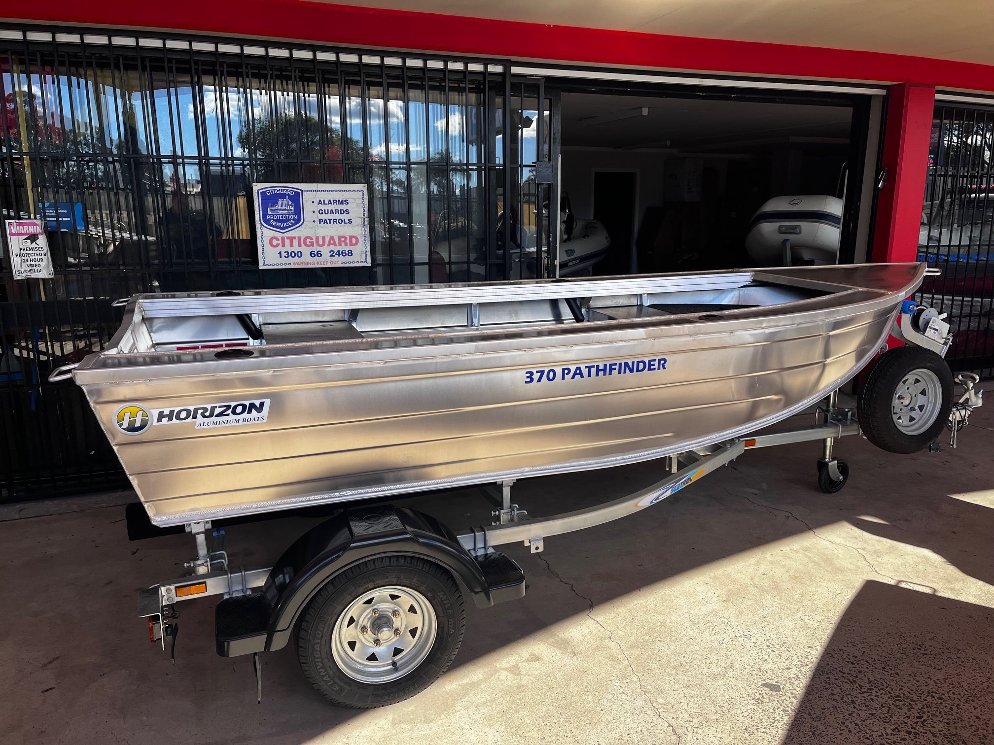 Horizon 370 Pathfinder (In Stock with FREE Bimini)