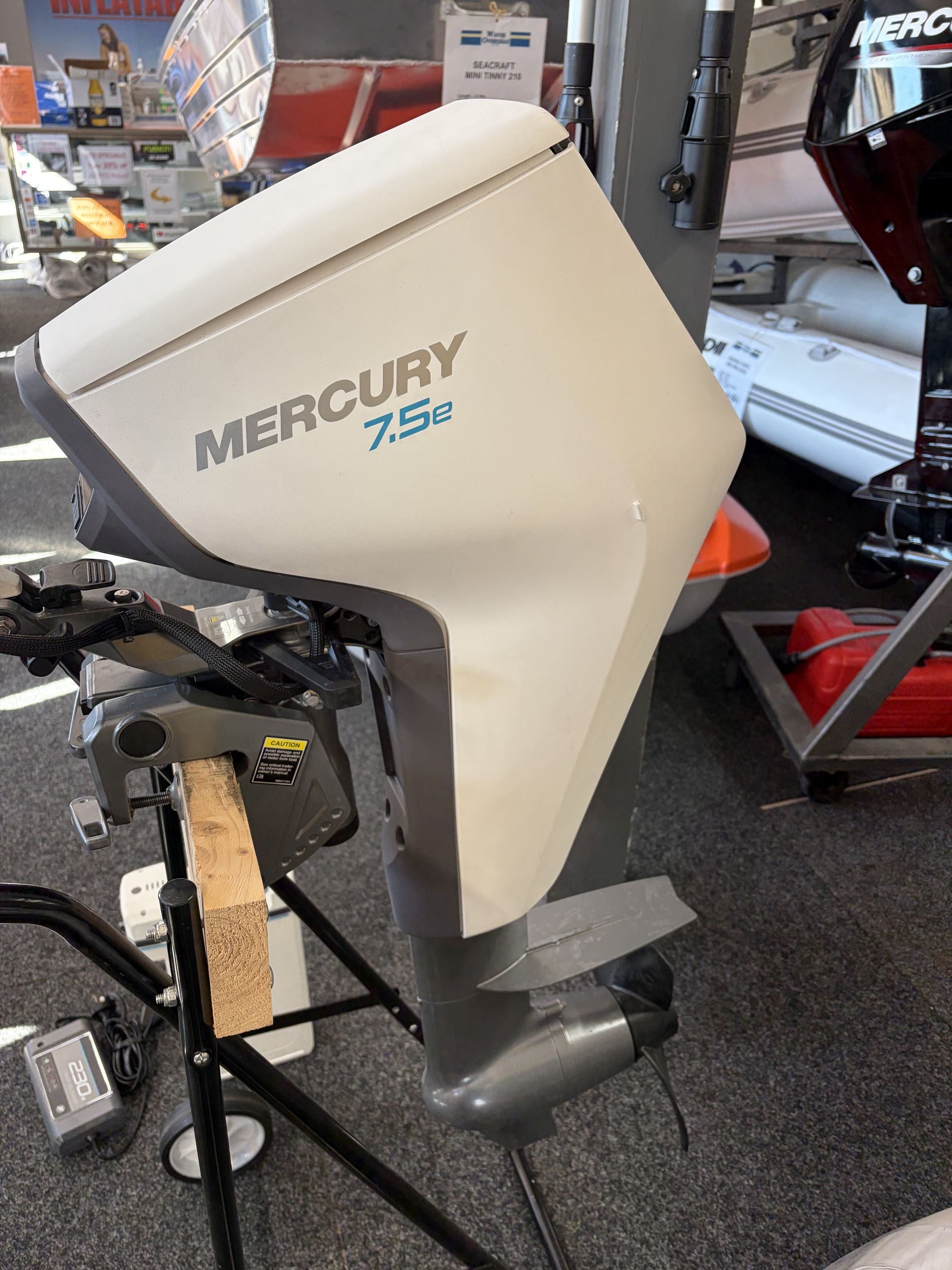 Used Mercury Avator 7.5e short shaft electric outboard with 2 batteries in 'AS NEW' condition (used 5 times)