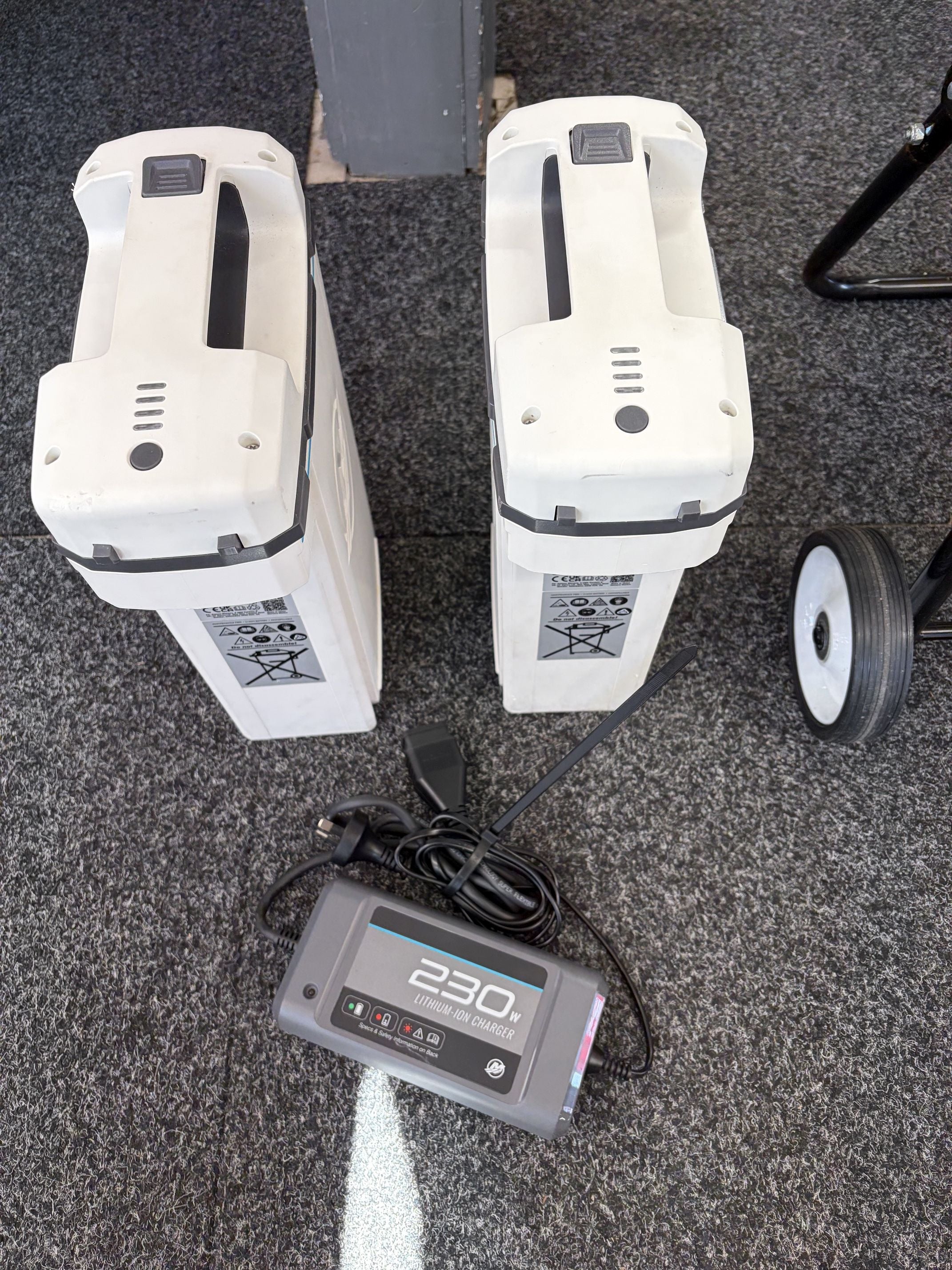 Used Mercury Avator 7.5e short shaft electric outboard with 2 batteries in 'AS NEW' condition (used 5 times)
